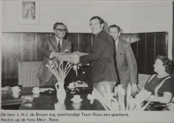 Teun Roos krijgt zijn onderscheiding uitgereikt van Dhr de Bruin